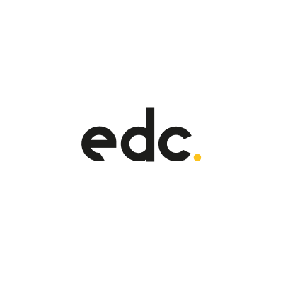 Logo EDC na czarnym tle z żółtą kropką