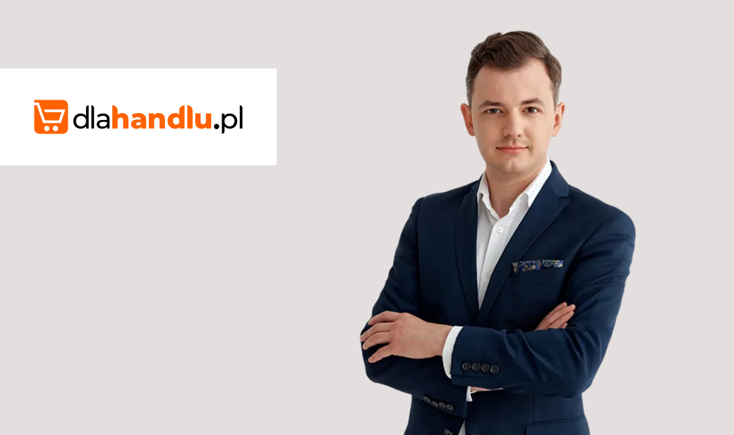 Mężczyzna w garniturze, logo dlahandlu.pl na ścianie.