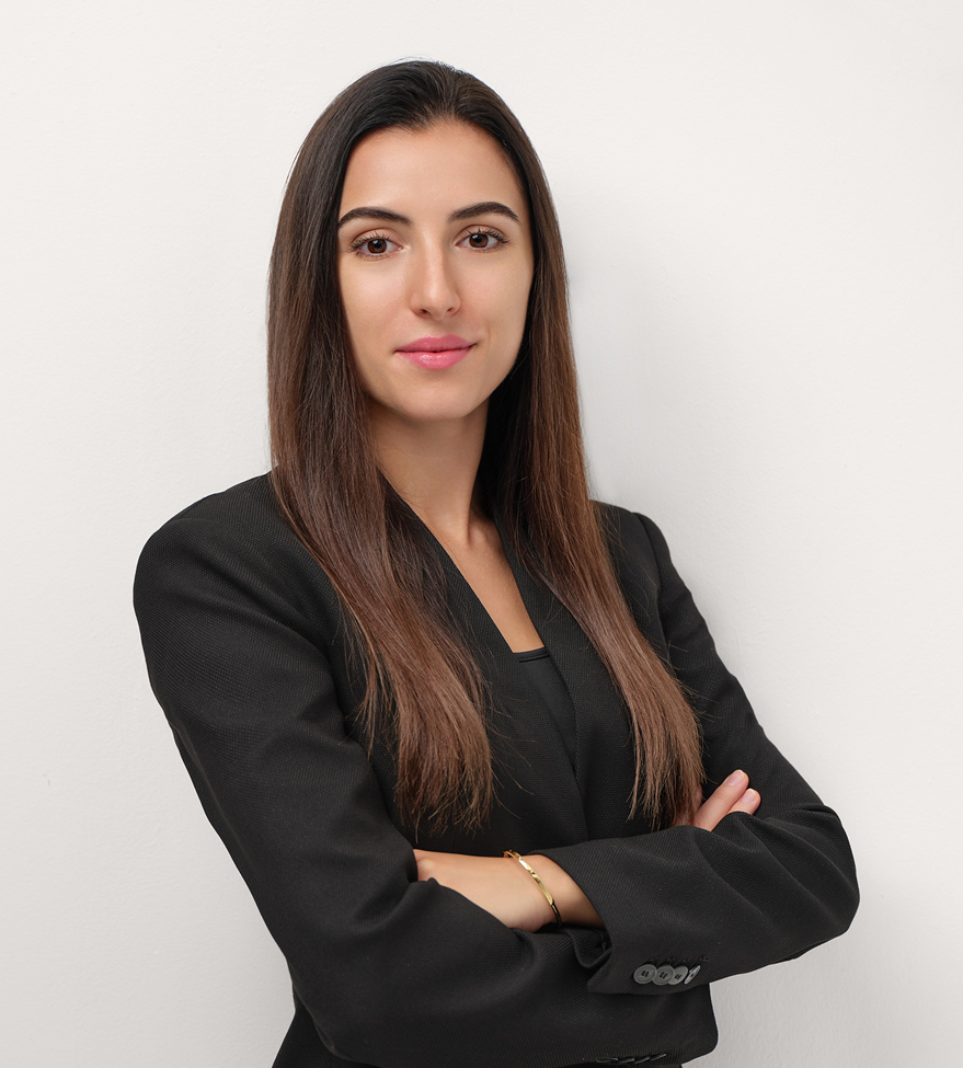 Profesjonalny portret kobiety w czarnej marynarce
