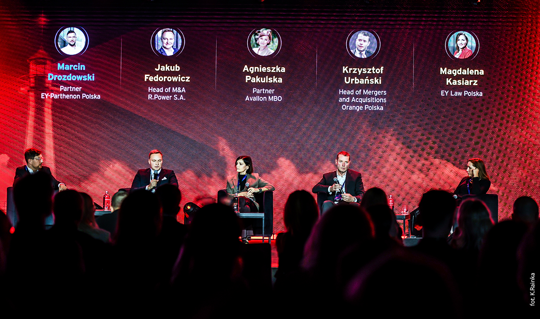 Panel dyskusyjny pięciu ekspertów na konferencji biznesowej